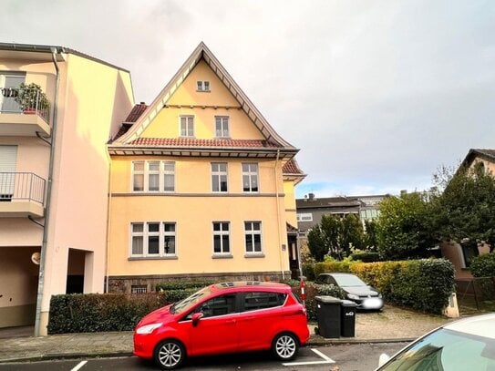 Modernisierte Altbauwohnung mit Balkon, Stellplatz u. neuer Einbauküche, beste Lage Opladen