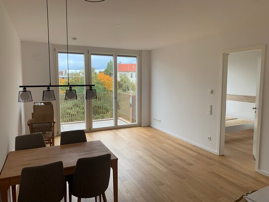 Helle Neubau 2-Zimmer-Wohnung mit tollem Ausblick vom Balkon in Kreuzberg mit Möbel