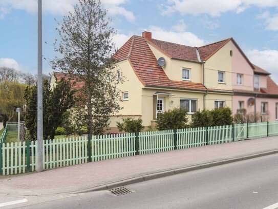 Familienfreundlich und naturnah: 6-Zi.-DHH mit großem Garten, geräumigem Nebengelass und Garage