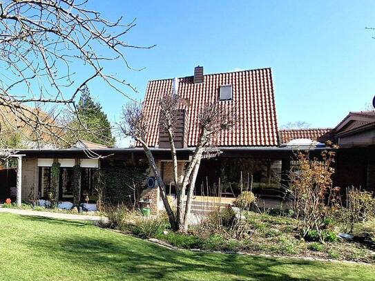 Stilvolles Einfamilienhaus mit großzügigem Anbau im Bungalow-Stil