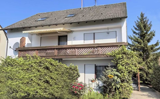 Schöne 3,5 Zimmer Wohnung im 1.OG in einem schönen 3-Parteien Haus mit Garage und Garten