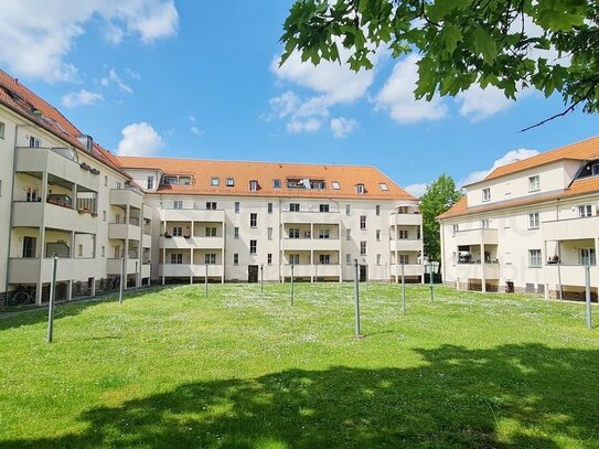 Kapitalanleger J E T Z T zugreifen - Erstklassige kleine 3-Raumwohnung im DG mit Loggia - Wohnung ist vermietet