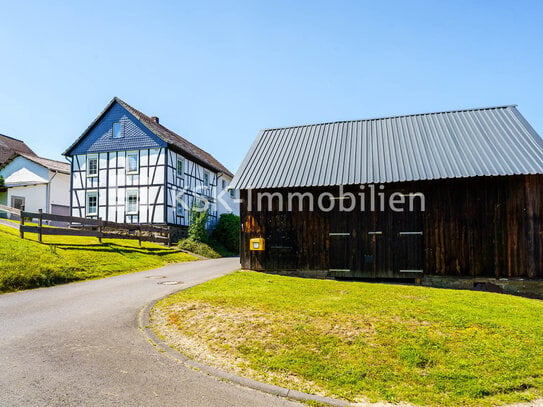 Gepflegte Hofanlage mit Stallungen und separatem Nebengebäude in Windeck-Lüttershausen.