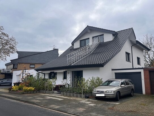 Pulheim-Sinnersdorf: Modernes Wohnen auf einer Ebene mit großer Terrasse und 350 m² Garten