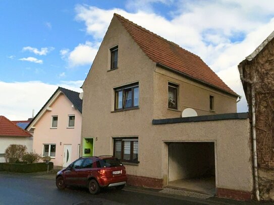 Einfamilienhaus mit Garten, Garage und Nebengelass