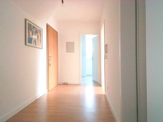 Exklusive 3-Zimmer-Wohnung mit gepflegter Innenausstattung und Balkon in Ergolding