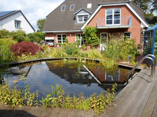 Charmates Einfamilienhaus mit Einliegerwohnung und Schwimmteich