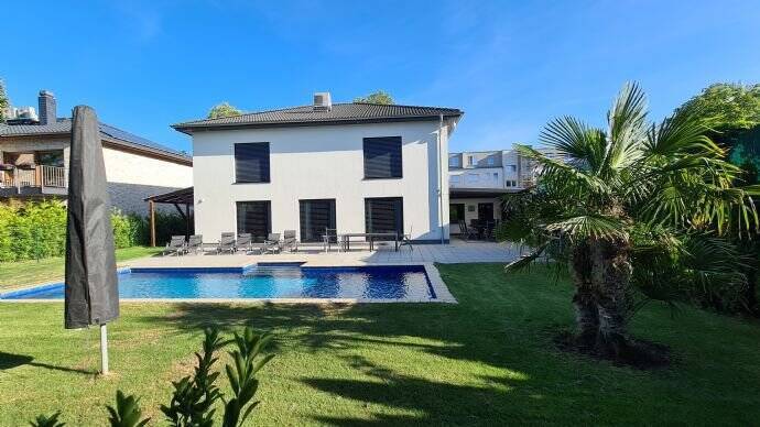 Provisionsfrei, Möblierte, moderne Stadtvilla mit Pool in ruhiger Lage mit Garage