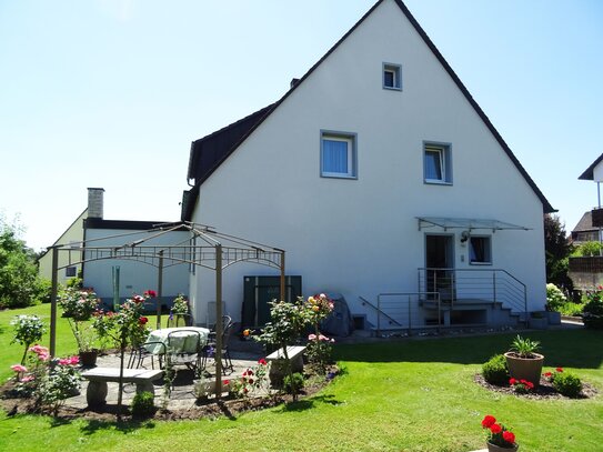 WUNDERSCHÖNES ZUM EIGENBEZUG FREIWERDENDES MODERNISIERTES ZWEIFAMILIENHAUS MIT GROßEM GARTEN IN RUHIGER LAGE