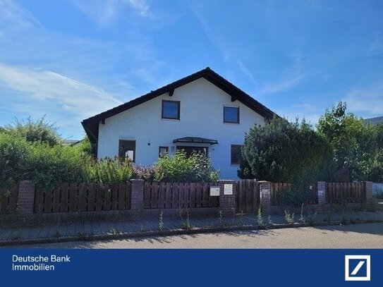 Sanierungsbedürftige Wohnhaus mit Garage in guter Wohnlage