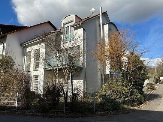 Doppelhaushälfte mit integrierter Garage, Balkon und Freisitz