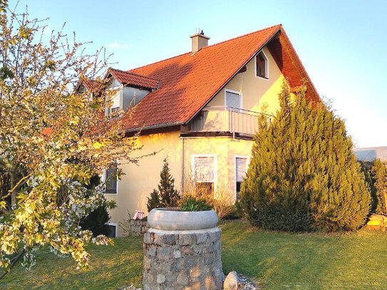 Charmantes Einfamilienhaus mit großem Garten und überdachten Pool