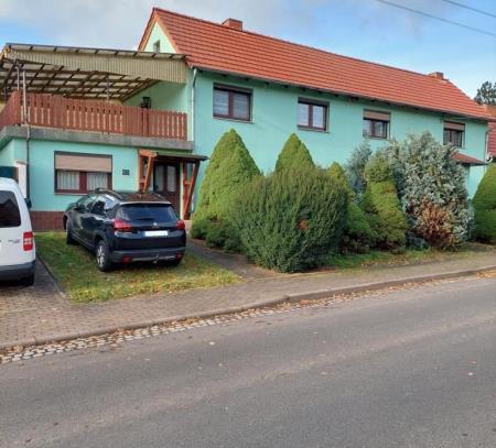 Zweifamilienhaus mit überdachter Terrasse