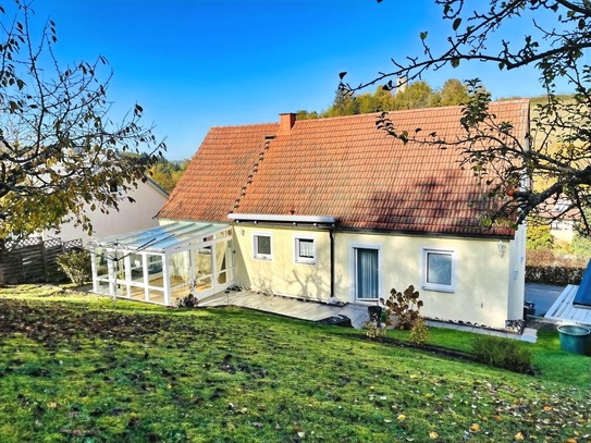 Sonnenverwöhnte Lage im Grünen... gepflegtes Haus mit Wintergarten, 2 Garagen und Garten, Wohnfl. 160m², Grund 1.100m²!