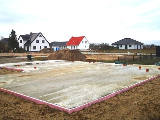 Grundstück mit Bodenplatte und Baugenehmigung