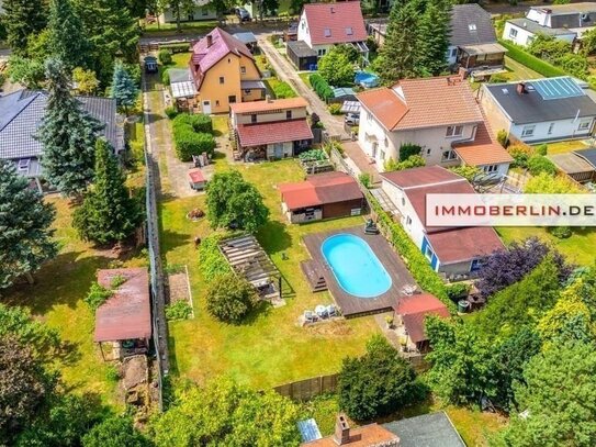 IMMOBERLIN.DE - Angenehmes Einfamilienhaus mit Südterrasse & Sonnengarten auf teilbarem Grundstück in familiärer Lage