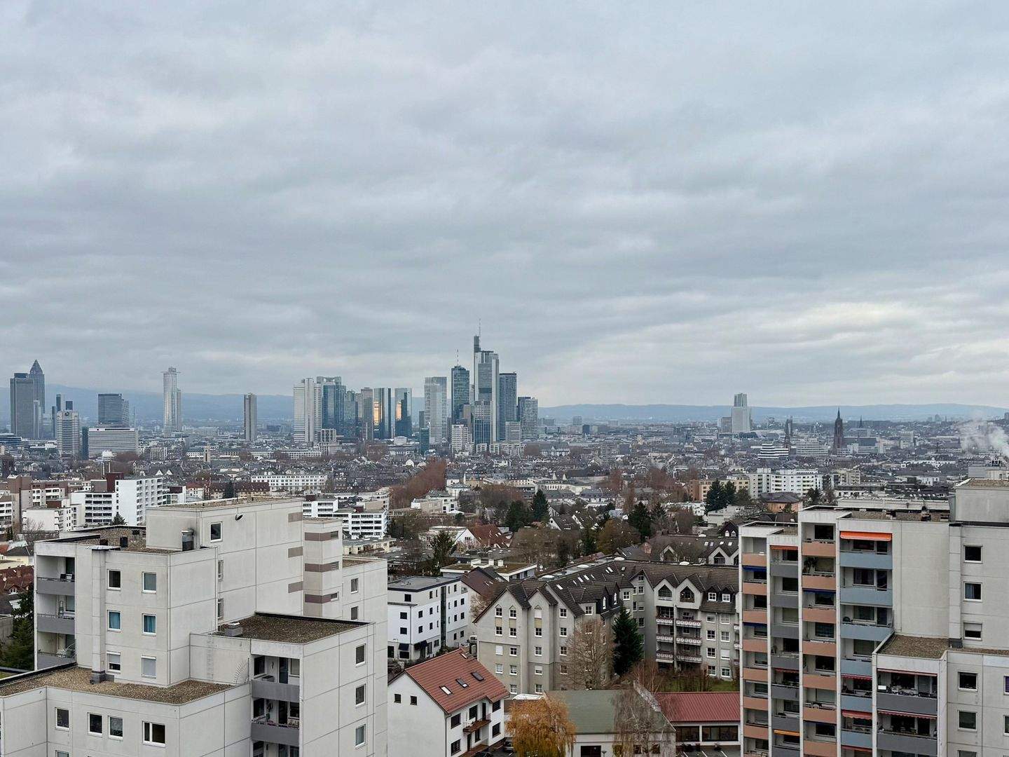 Hermann Immobilien: Wohnen in Top-Lage: 2-Zimmer-Apartment mit Loggia in Sachsenhausen-Süd