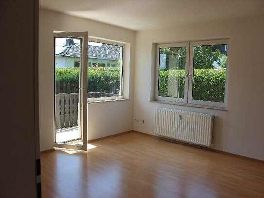 Cölbe-Bürgeln: Ländlich und zentral! Helle 4-Raum-Whg mit Balkon und Autostellplatz!