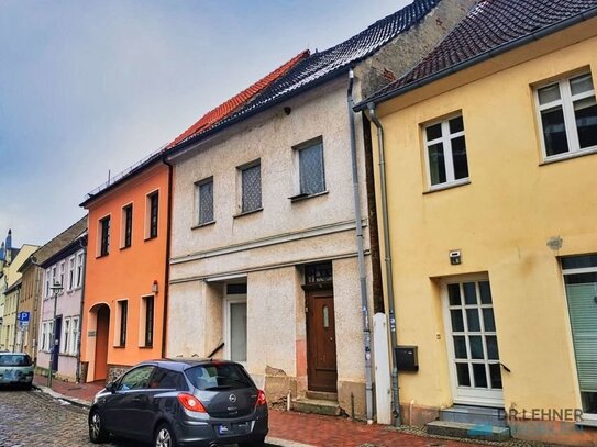 Dr. Lehner Immobilien NB - Schnäppchen-Ausbauhaus mitten in gepflegter Altstadt