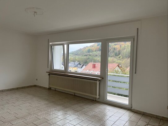 Irrel - geräumige 3-Zimmer-Erdgeschosswohnung mit EBK, Balkon und Garage