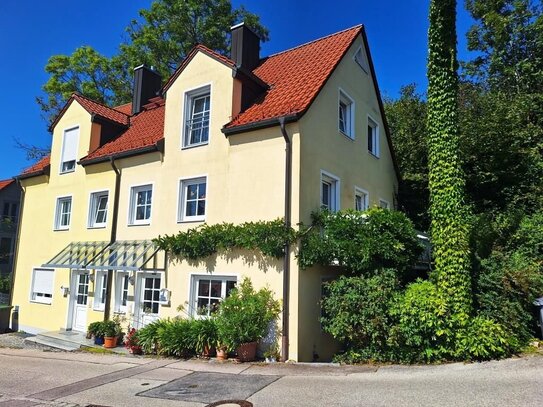 **Natur pur** Ansprechende DHH mit Terrasse, Balkon und moderner EBK in Freising (S1)