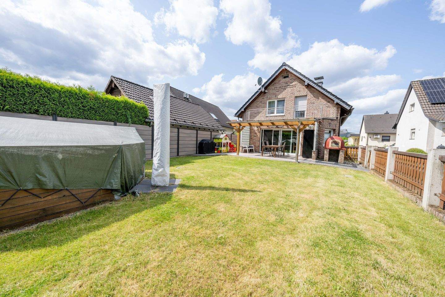 Familienglück in Bestlage: Stilvolles Haus mit Pool & viel Platz