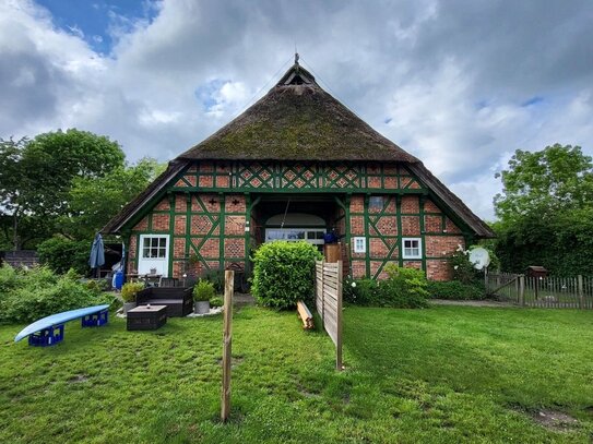 Historisches Fachwerkhaus mit Reetdach (4 WE+Carport) auf 4.681 m² Grundstück in 19217 Thandorf