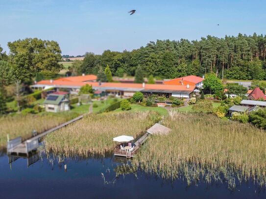 Direkt am See: Gepflegtes 4-Zi.-Zuhause mit einzigartigem Grundstück, Bootssteg und Einliegerwhg.