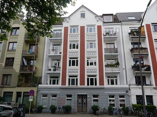 4 Zimmer Wohnung im Altbaustil mit Terrasse und Garten in zentraler Lage in 22303 Hamburg