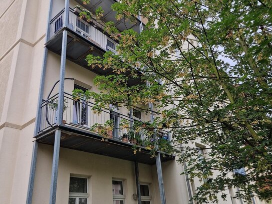 vermietete Wohnung als Kapitalanlage mit Balkon und Laminatboden