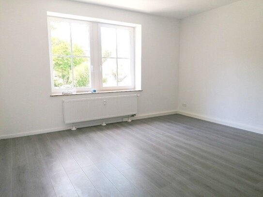 !! Erstbezug nach Sanierung, 2-Zimmer-Wohnung mit Balkon und PKW-Stellplatz !!