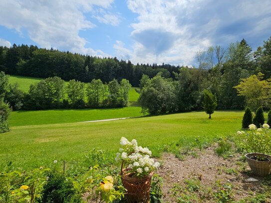 Wohnen im Feriengebiet Chiemgau mit unverbaubarem Blick auf Wiesen, Felder, Berge