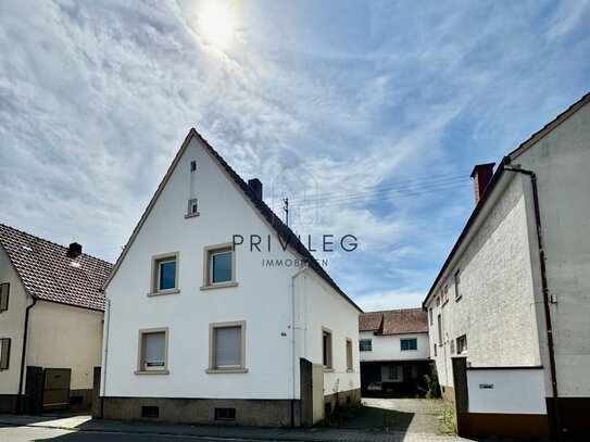 Zweifamilienhaus mit Haupthaus, Nebenhaus und großem Garten im Hinterbereich