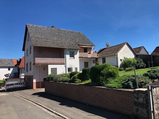 Geräumiges, günstiges und gepflegtes 7-Raum-Mehrfamilienhaus mit EBK Keller und Garage in Grünberg