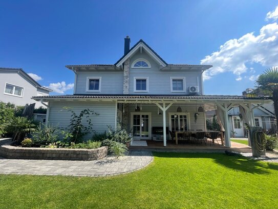 Traumhaus im New England Style in Feldrandlage von Bruchköbel