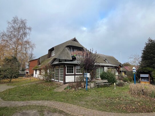 Reetgedecktes Landhaus 1795 mit 6 Wohnungen im Ostseebad Wustrow