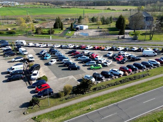 Fahrzeugplatz für ca. 100 Autos vor modernem Autohaus in Dessau