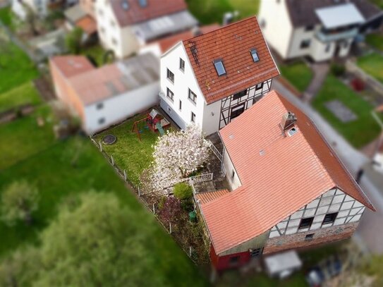 Renoviertes Fachwerkhaus mit Nebengebäude und Garten