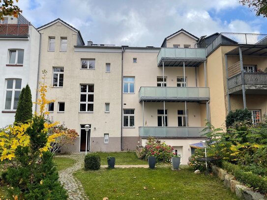 Attraktive Etagenwohnung mit 2 Balkonen, Kamin und Doppelgarage in repräsentativer Stadtvilla & zentraler Lage