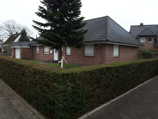 Gepflegtes Einfamilienhaus / mit Einbauküche / Garage