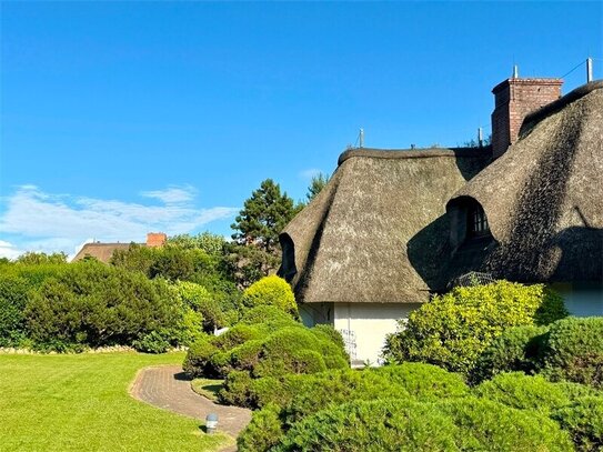 Absolut ruhige Lage: Modern ausgebautes Hausteil mit Kamin und Süd-Terrasse in Kampen auf Sylt