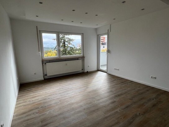 Provisionsfreie, neu renovierte 2-Zimmer-Wohnung mit Balkon, moderner Einbauküche und Garage in Würzburg-Lengfeld – Pri…