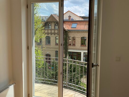 Einzeldenkmal: Dachgeschosswohnung mit 3 Zimmern und Balkon in ruhiger Lage im Waldstraßenviertel