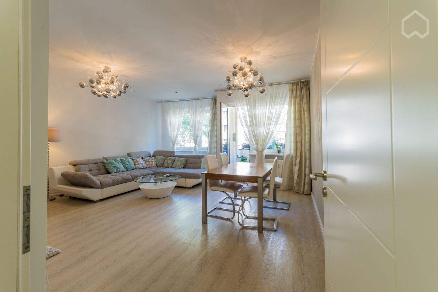 Lovely refurbished apartment in Charlottenburg - with space for 2 home offices - Photo 1
