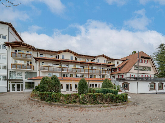 Gepflegtes Hotel mit großem Grundstück und Tennisplätzen