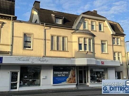 Wohn- und Geschäftshaus (5 Whg., 3 Ladenlokale, 1 Lagerhaus, 6 PKW-Stellplätze)