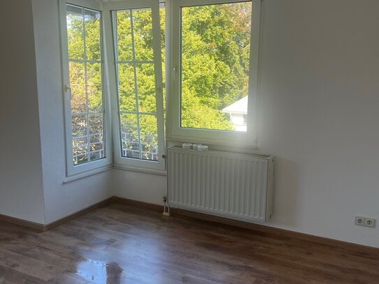 Neu renovierte, zentralgelegene,sonnige 2 Zimmerwohnung mit Balkon Küche und Bad sowie Garage