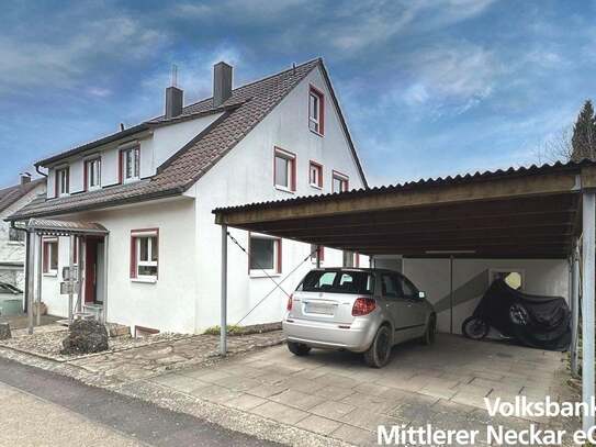 Kernsanierte Dachgeschosswohnung mit Carport und Gartenanteil. Sofort frei.