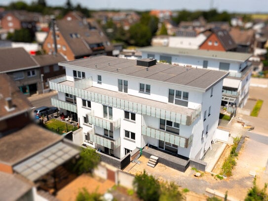 Schöne Neubauwohnung mit Terrasse und kleinem Garten