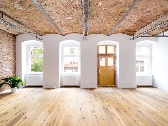 Modernes Büro-Loft mit Balkonen in Berlin: Kreutziger Str. 5 - Ihr inspirierender Arbeitsplatz!